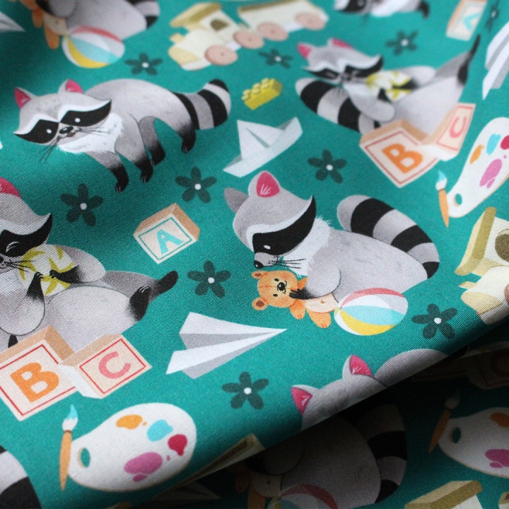 Coupon de tissu illustré "Ratons laveurs joueurs" 48x48 cm – Popeline & French Terry – motif enfantin