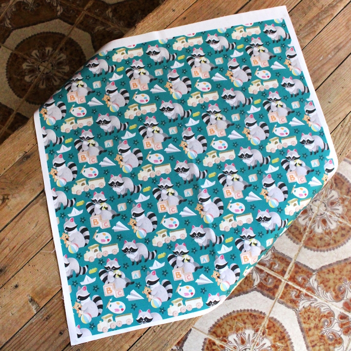 Coupon de tissu illustré "Ratons laveurs joueurs" 48x48 cm – Popeline & French Terry – motif enfantin