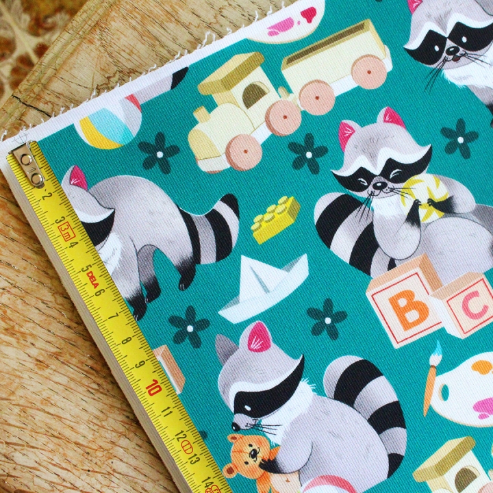 Coupon de tissu illustré "Ratons laveurs joueurs" 48x48 cm – Popeline & French Terry – motif enfantin