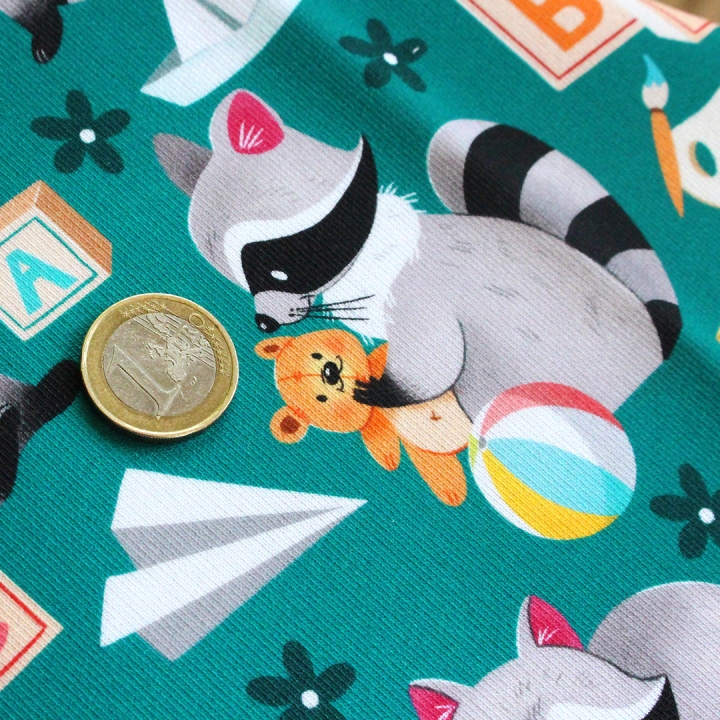 Coupon de tissu illustré "Ratons laveurs joueurs" 48x48 cm – Popeline & French Terry – motif enfantin