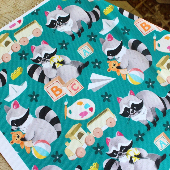 Coupon de tissu illustré "Ratons laveurs joueurs" 48x48 cm – Popeline & French Terry – motif enfantin