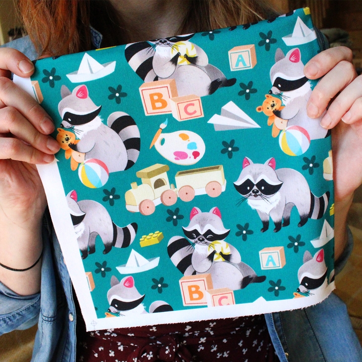 Coupon de tissu illustré "Ratons laveurs joueurs" 48x48 cm – Popeline & French Terry – motif enfantin