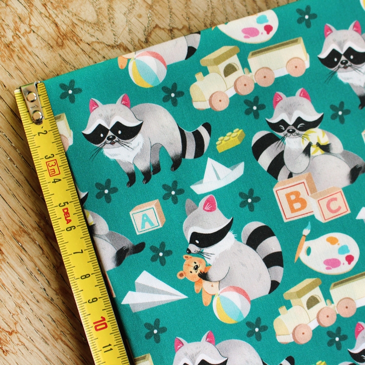 Tissu illustré "Ratons laveur joueurs" – popeline, velours & French terry – motif enfantin