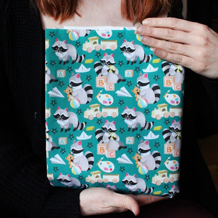 Tissu illustré "Ratons laveur joueurs" – popeline, velours & French terry – motif enfantin