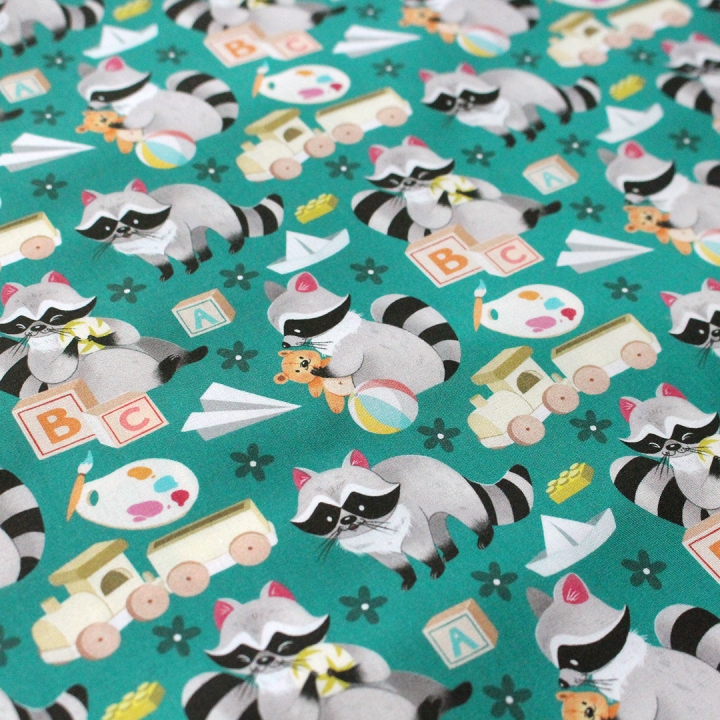 Tissu illustré "Ratons laveur joueurs" – popeline, velours & French terry – motif enfantin