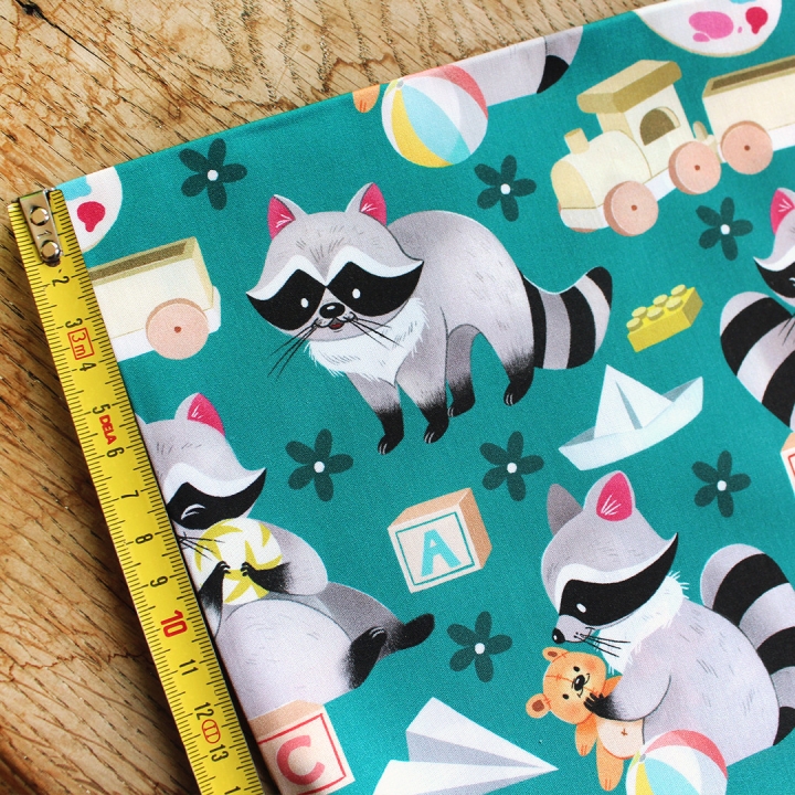 Tissu illustré "Ratons laveur joueurs" – popeline, velours & French terry – motif enfantin