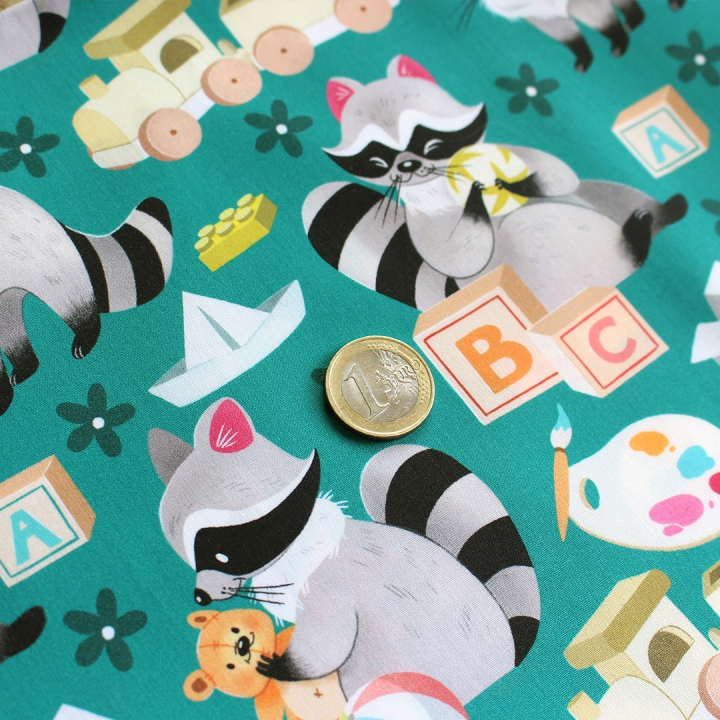 Tissu illustré "Ratons laveur joueurs" – popeline, velours & French terry – motif enfantin