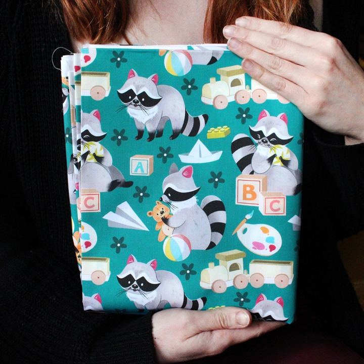 Tissu illustré "Ratons laveur joueurs" – popeline, velours & French terry – motif enfantin