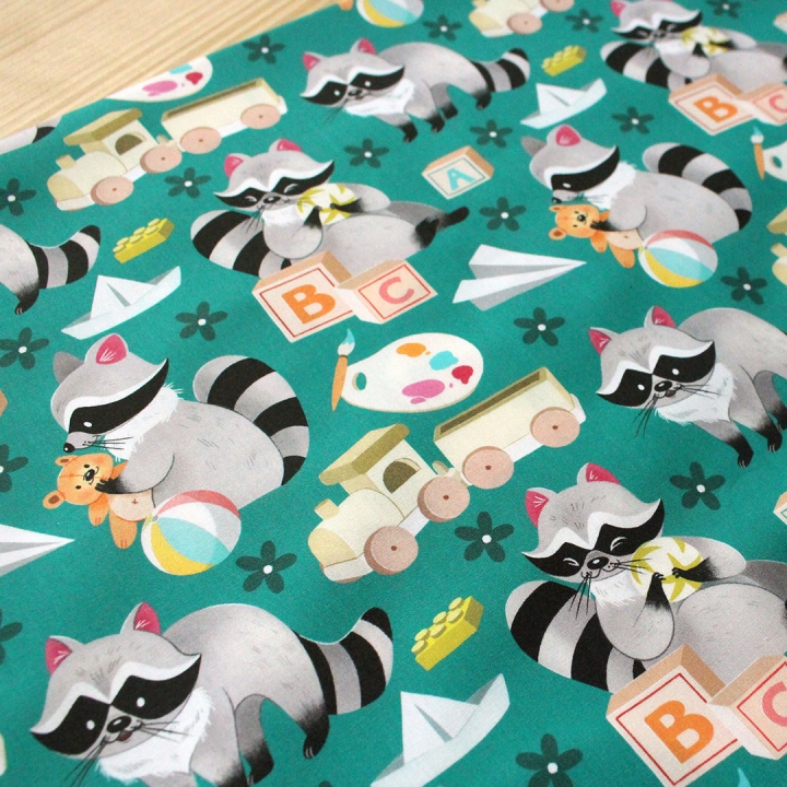 Tissu illustré "Ratons laveur joueurs" – popeline, velours & French terry – motif enfantin