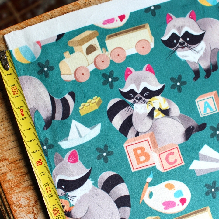 Tissu illustré "Ratons laveur joueurs" – popeline, velours & French terry – motif enfantin