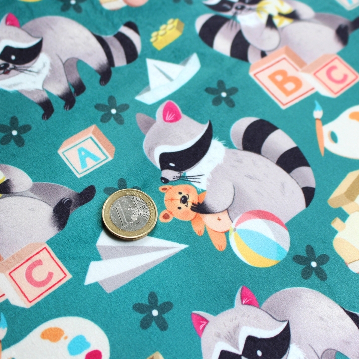 Tissu illustré "Ratons laveur joueurs" – popeline, velours & French terry – motif enfantin