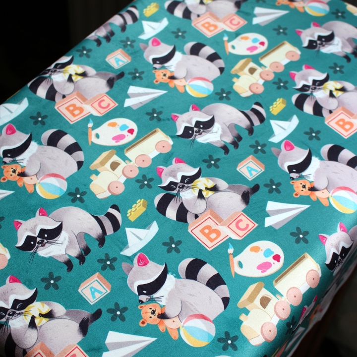 Tissu illustré "Ratons laveur joueurs" – popeline, velours & French terry – motif enfantin