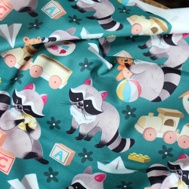 Tissu illustré "Ratons laveur joueurs" – popeline, velours & French terry – motif enfantin