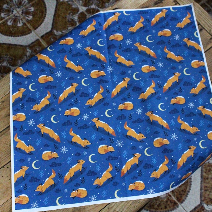 Coupon de tissu illustré "Renards sous la neige" 48x48 cm – Popeline & French Terry – motif hivernal, enfantin