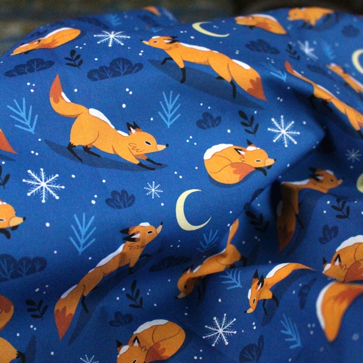 Tissu illustré "Renards sous la neige" – popeline, velours & French terry – motif hivernal, enfantin