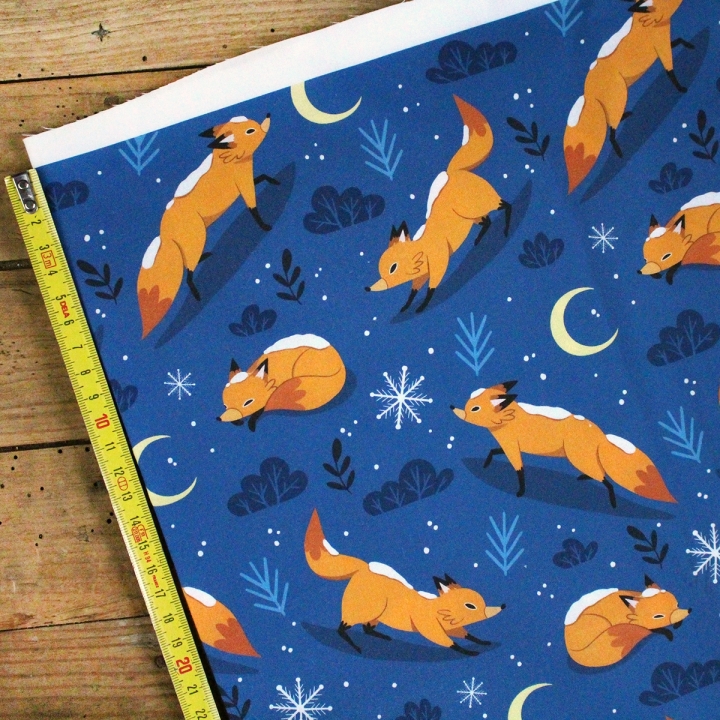 Tissu illustré "Renards sous la neige" – popeline, velours & French terry – motif hivernal, enfantin