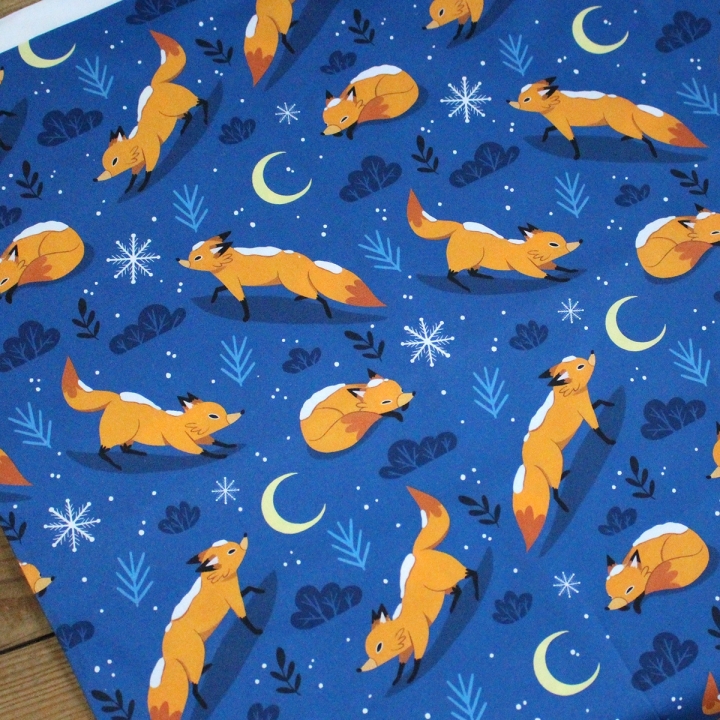 Tissu illustré "Renards sous la neige" – popeline, velours & French terry – motif hivernal, enfantin