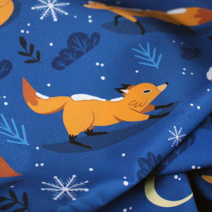 Tissu illustré "Renards sous la neige" – popeline, velours & French terry – motif hivernal, enfantin