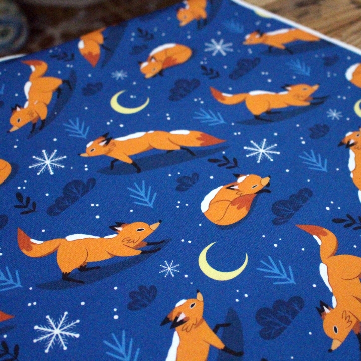 Tissu illustré "Renards sous la neige" – popeline, velours & French terry – motif hivernal, enfantin