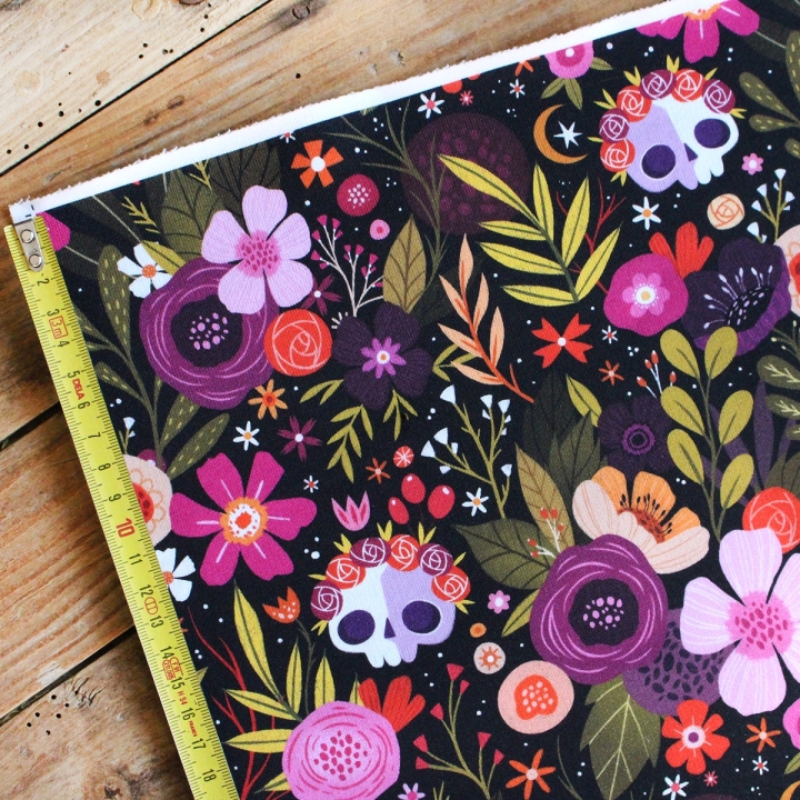 Coupon de tissu illustré "Skull Flowers" 48x48 cm – Popeline & French Terry – motif fleuri, coloré, halloween