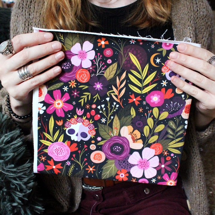 Coupon de tissu illustré "Skull Flowers" 48x48 cm – Popeline & French Terry – motif fleuri, coloré, halloween