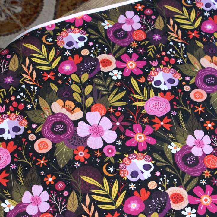 Tissu illustré "Skull Flowers" – popeline, velours & French terry – motif fleuris, coloré, halloween