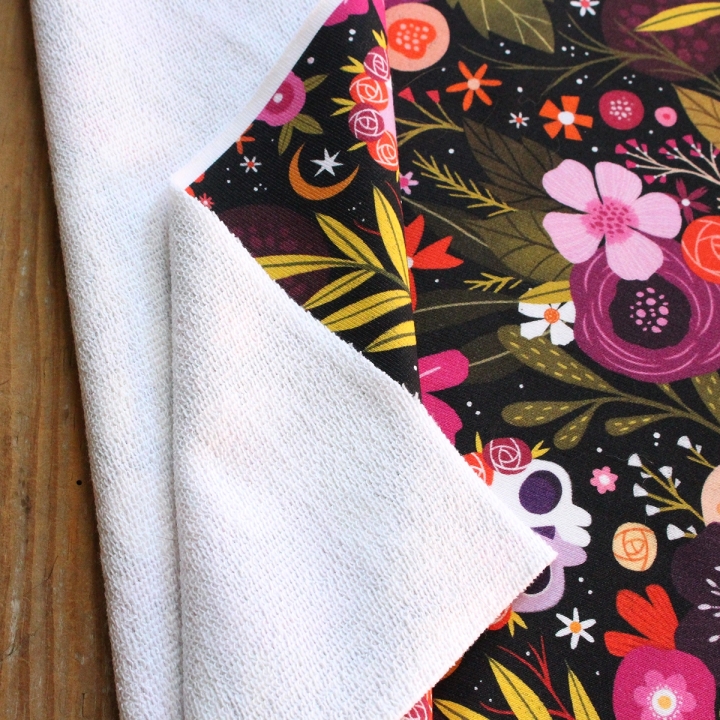 Tissu illustré "Skull Flowers" – popeline, velours & French terry – motif fleuris, coloré, halloween