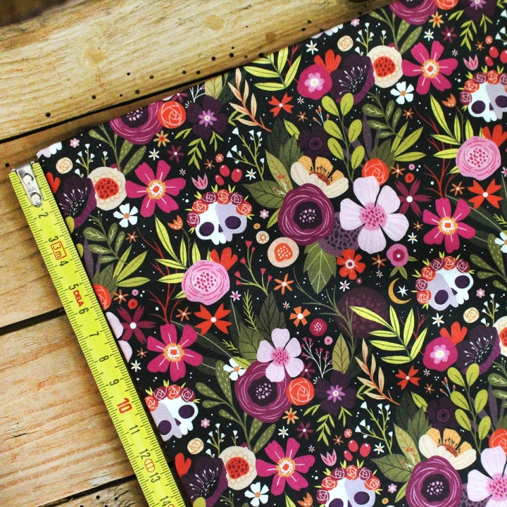 Tissu illustré "Skull Flowers" – popeline, velours & French terry – motif fleuris, coloré, halloween