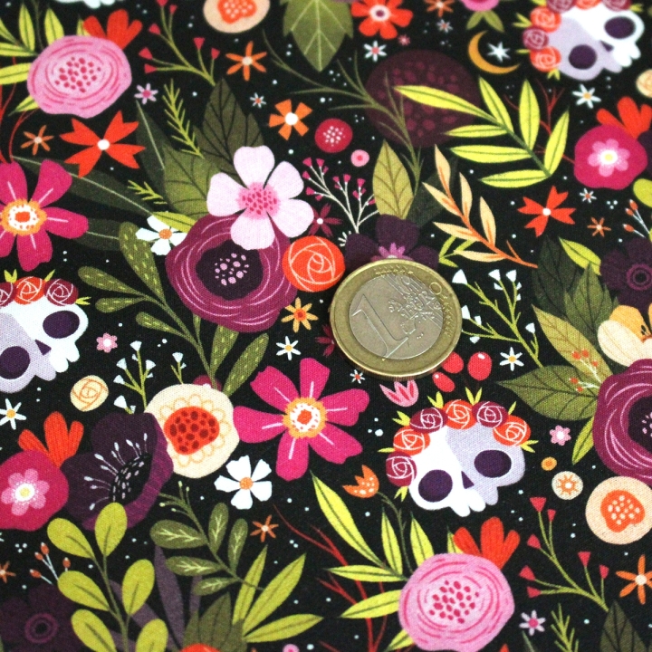 Tissu illustré "Skull Flowers" – popeline, velours & French terry – motif fleuris, coloré, halloween