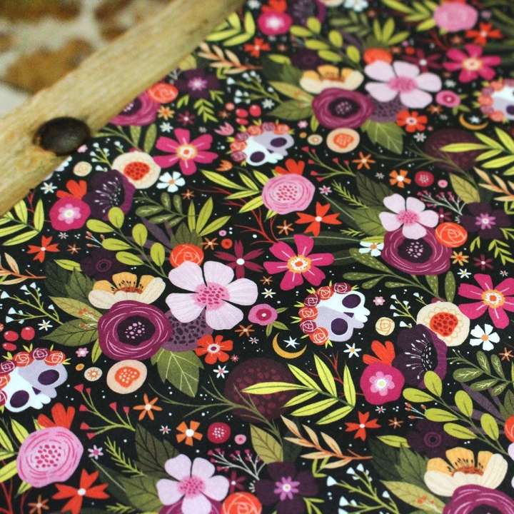 Tissu illustré "Skull Flowers" – popeline, velours & French terry – motif fleuris, coloré, halloween