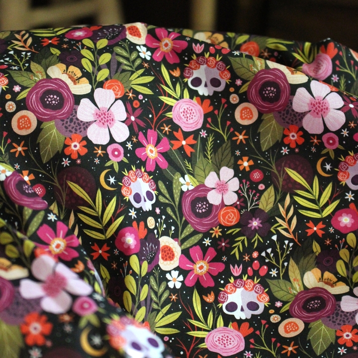 Tissu illustré "Skull Flowers" – popeline, velours & French terry – motif fleuris, coloré, halloween