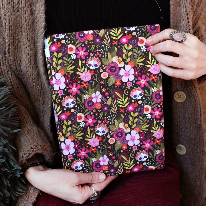 Tissu illustré "Skull Flowers" – popeline, velours & French terry – motif fleuris, coloré, halloween