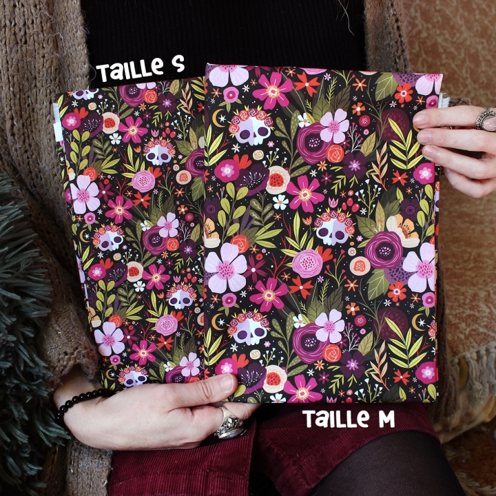 Tissu illustré "Skull Flowers" – popeline, velours & French terry – motif fleuris, coloré, halloween