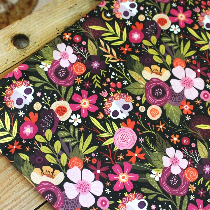 Tissu illustré "Skull Flowers" – popeline, velours & French terry – motif fleuris, coloré, halloween