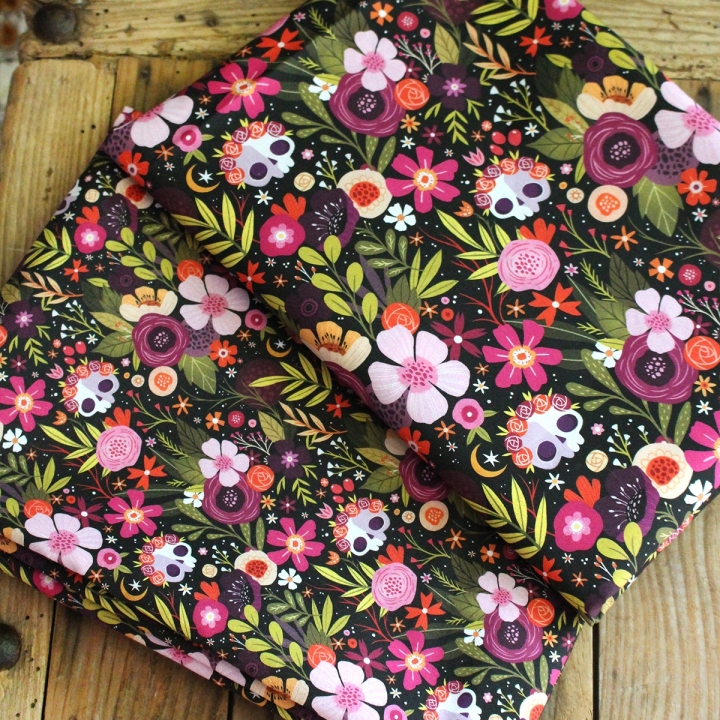 Tissu illustré "Skull Flowers" – popeline, velours & French terry – motif fleuris, coloré, halloween