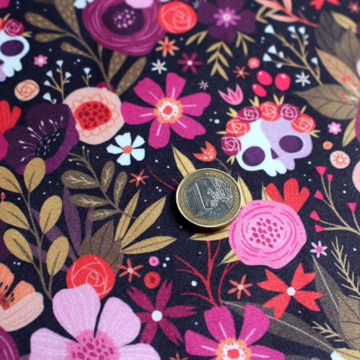 Tissu illustré "Skull Flowers" – popeline, velours & French terry – motif fleuris, coloré, halloween
