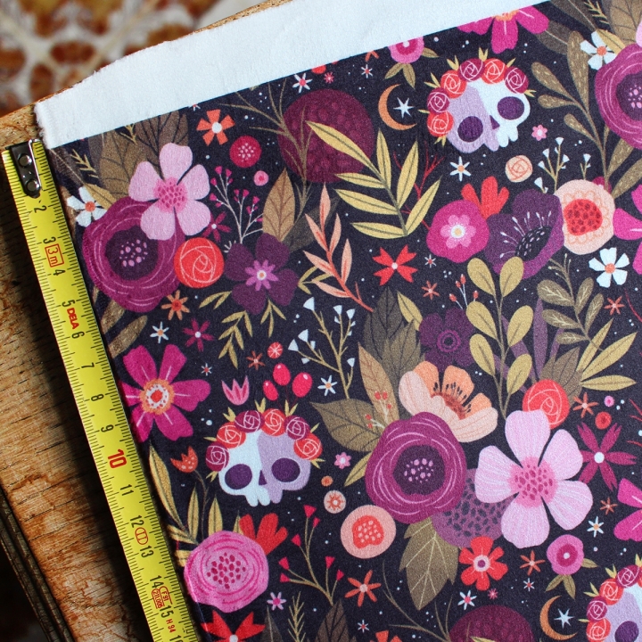 Tissu illustré "Skull Flowers" – popeline, velours & French terry – motif fleuris, coloré, halloween