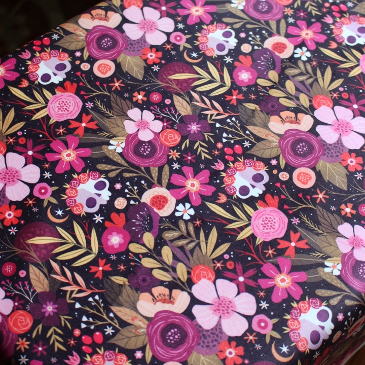 Tissu illustré "Skull Flowers" – popeline, velours & French terry – motif fleuris, coloré, halloween