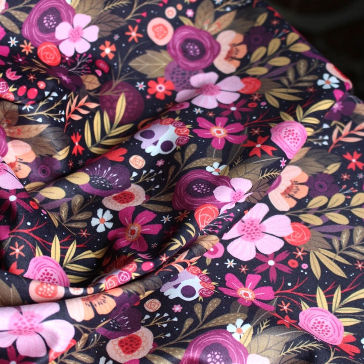 Tissu illustré "Skull Flowers" – popeline, velours & French terry – motif fleuris, coloré, halloween