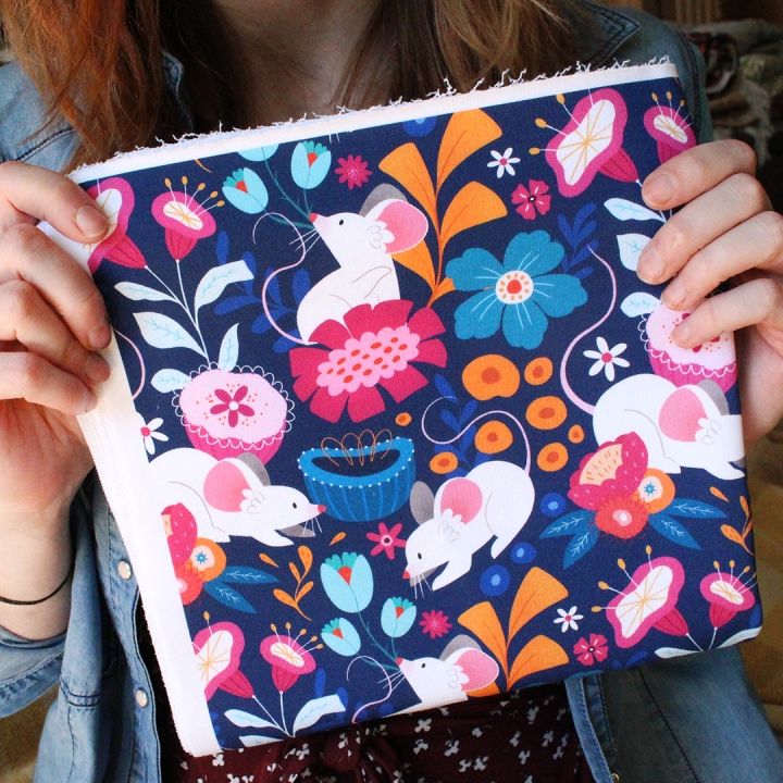 Coupon de tissu illustré "Souris fleurs" 48x48 cm – Popeline & French Terry – motif printanier