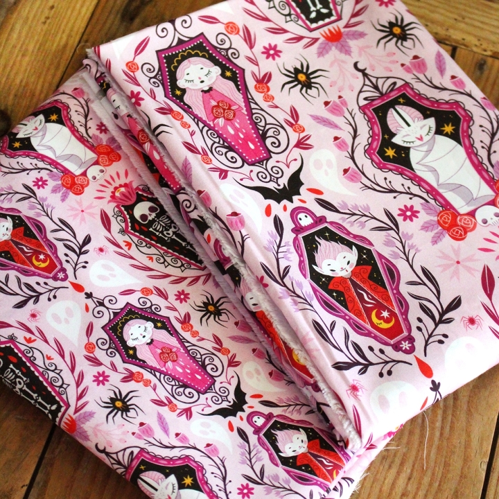 Tissu illustré "Vampire Night" – popeline, velours & French terry – motif spooky, halloween