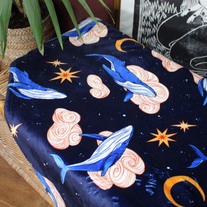 Plaid illustré baleines – Motif onirique