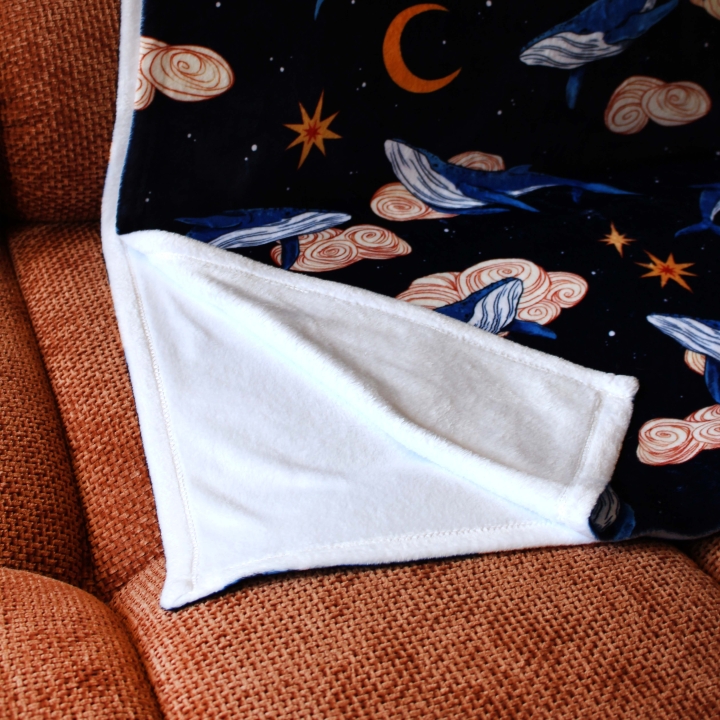 Plaid illustré baleines – Motif onirique