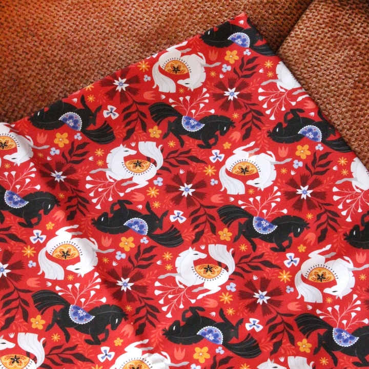 Tissu illustré "Cheval de feu" – popeline, velours & French terry – motif poétique, folklorique