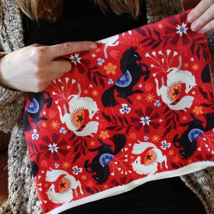 Tissu illustré "Cheval de feu" – popeline, velours & French terry – motif poétique, folklorique