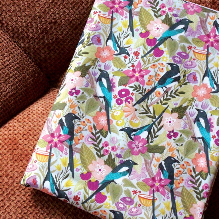 Tissu illustré "Les pies du printemps" – popeline, velours & French terry – motif printanier, coloré