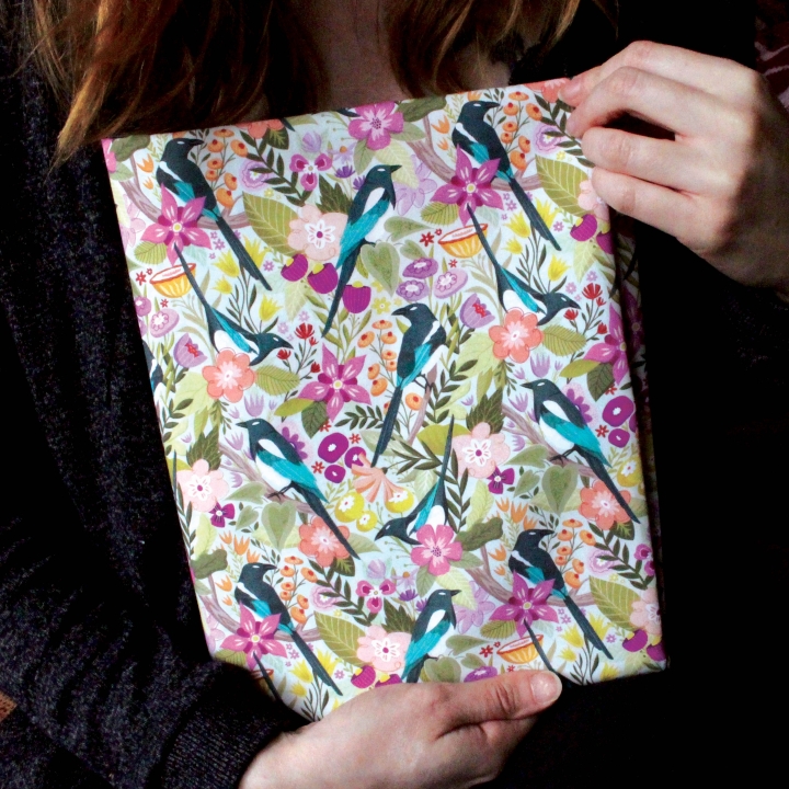 Tissu illustré "Les pies du printemps" – popeline, velours & French terry – motif printanier, coloré