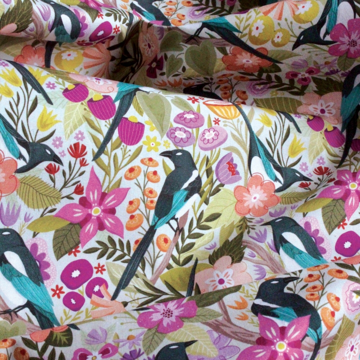 Tissu illustré "Les pies du printemps" – popeline, velours & French terry – motif printanier, coloré