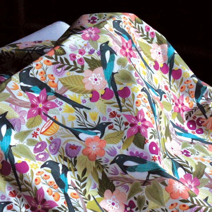 Tissu illustré "Les pies du printemps" – popeline, velours & French terry – motif printanier, coloré