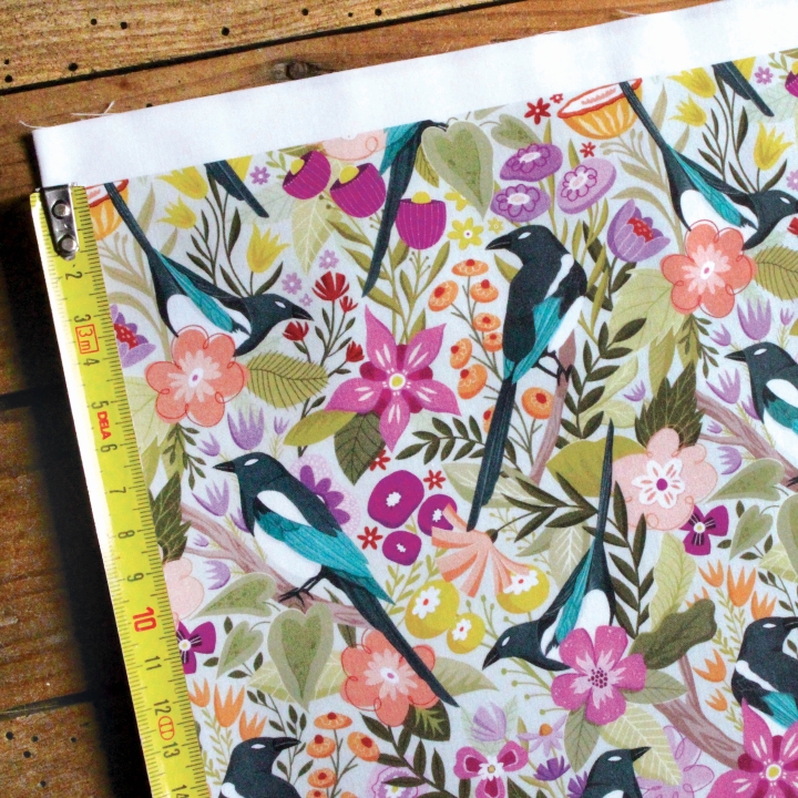 Tissu illustré "Les pies du printemps" – popeline, velours & French terry – motif printanier, coloré